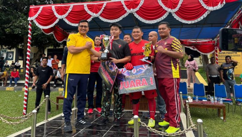 Kapolres Halut serahkan trofi ke tim Brimob B Fc. 