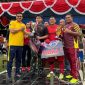 Kapolres Halut serahkan trofi ke tim Brimob B Fc. 