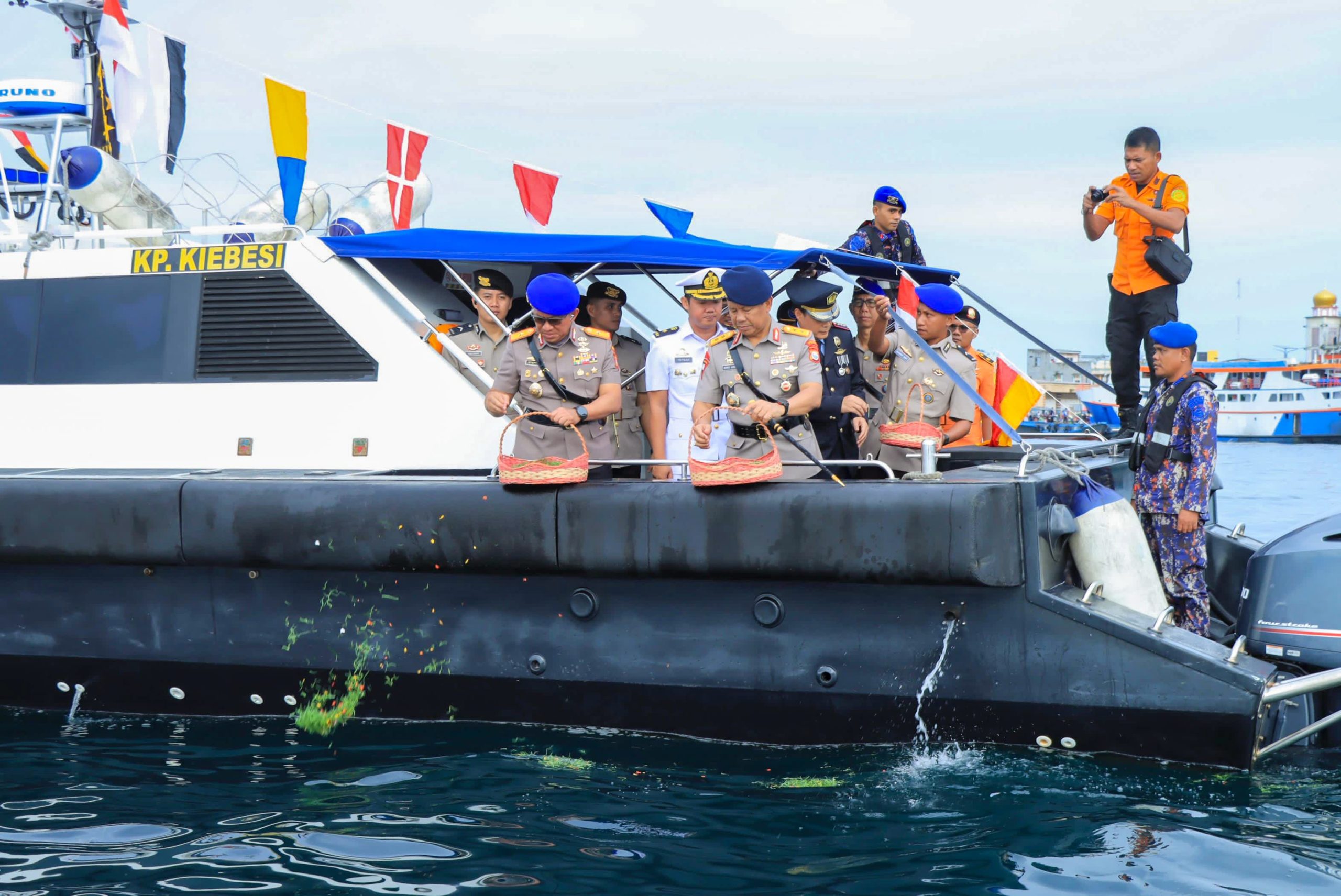 Kenang Jasa Pahlawan, Kapolda Malut Pimpin Upacara Tabur Bunga