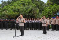 Polda Malut saat melakukan upacara ziarah makam pahlawan. (foto/Humas).