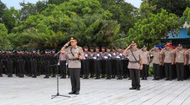 Polda Malut saat melakukan upacara ziarah makam pahlawan. (foto/Humas).