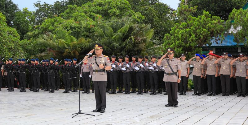 Polda Malut saat melakukan upacara ziarah makam pahlawan. (foto/Humas).