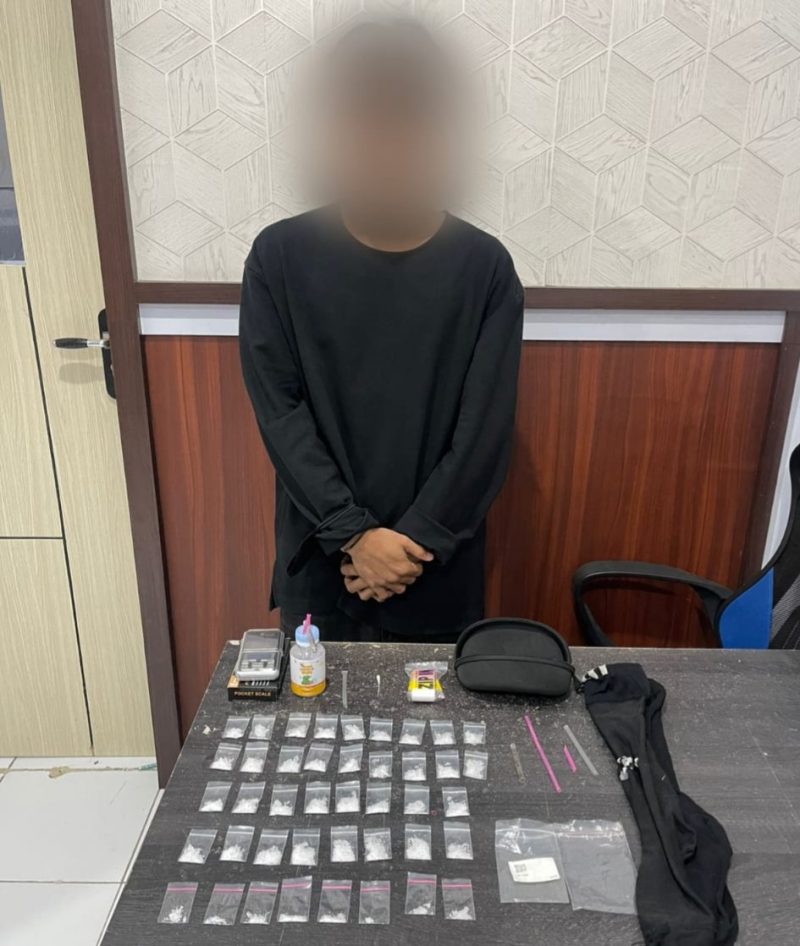 Tersangka pengedar Narkotika jenis sabu saat diamankan Polres Kota Ternate.