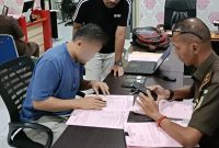 Pelaku pencurian saat diserahkan ke Kejari Ternate.