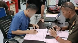 Pelaku pencurian saat diserahkan ke Kejari Ternate.