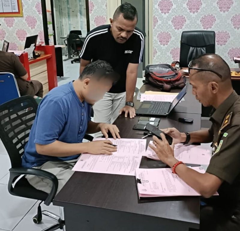 Pelaku pencurian saat diserahkan ke Kejari Ternate.