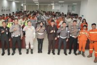 Kasatlantas Polres Halteng Iptu Masqun Abduqish, memberikan materi saat sosialisasi kepada karyawan PT. IWIP