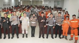 Kasatlantas Polres Halteng Iptu Masqun Abduqish, memberikan materi saat sosialisasi kepada karyawan PT. IWIP
