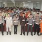 Kasatlantas Polres Halteng Iptu Masqun Abduqish, memberikan materi saat sosialisasi kepada karyawan PT. IWIP