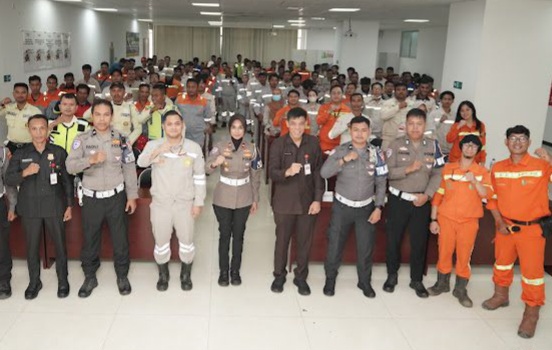 Kasatlantas Polres Halteng Iptu Masqun Abduqish, memberikan materi saat sosialisasi kepada karyawan PT. IWIP
