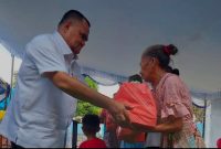 Anggota DPRD Halut Janlis G. Kitong, saat memberikan bantuan kepada masyarakat.