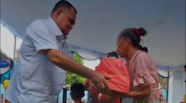 Anggota DPRD Halut Janlis G. Kitong, saat memberikan bantuan kepada masyarakat.
