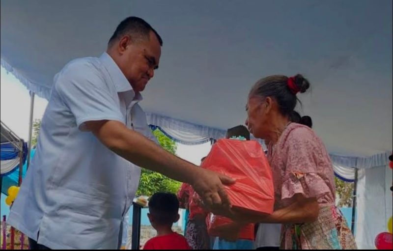 Anggota DPRD Halut Janlis G. Kitong, saat memberikan bantuan kepada masyarakat.