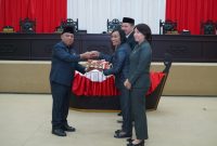 Bupati Halut Dr. Piet Hein Babua, Serahkan Ranperda Laporan pertanggunghawaban APBD Tahun 2024.