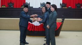 Bupati Halut Dr. Piet Hein Babua, Serahkan Ranperda Laporan pertanggunghawaban APBD Tahun 2024.