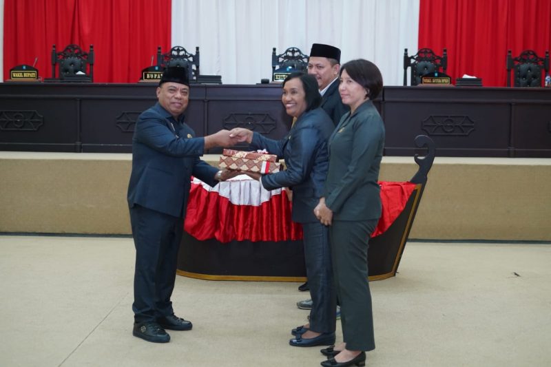 Bupati Halut Dr. Piet Hein Babua, Serahkan Ranperda Laporan pertanggunghawaban APBD Tahun 2024.
