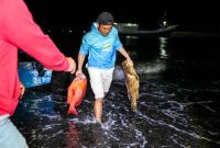 Peserta membawa ikan hasil tangkapannya menuju pos timbang untuk dicatatkan panitia.