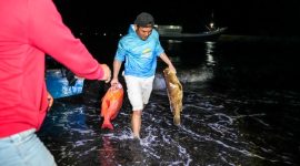 Peserta membawa ikan hasil tangkapannya menuju pos timbang untuk dicatatkan panitia.
