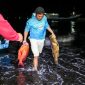 Peserta membawa ikan hasil tangkapannya menuju pos timbang untuk dicatatkan panitia.