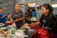 Peran Ibu-Ibu Kawasi bersama Harita Nickel di Dapur Umum dalam Mempersiapkan Makanan bagi Masyarakat yang Terdampak Banjir.