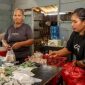 Peran Ibu-Ibu Kawasi bersama Harita Nickel di Dapur Umum dalam Mempersiapkan Makanan bagi Masyarakat yang Terdampak Banjir.