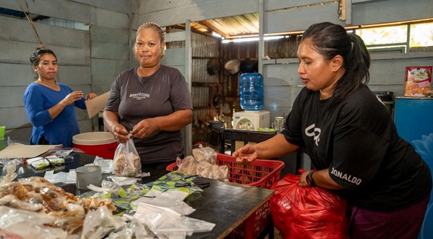 Peran Ibu-Ibu Kawasi bersama Harita Nickel di Dapur Umum dalam Mempersiapkan Makanan bagi Masyarakat yang Terdampak Banjir.