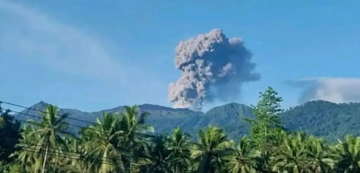 Gunung Dukono Erupsi, Kota Tobelo Diselimuti Abu Vulkanik