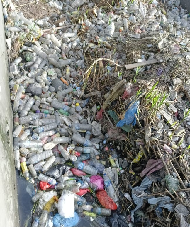 Tumpukan sampah plastik di kali uci Desa Rawajaya, Kecanatan Tobelo.(foto/istimewa)