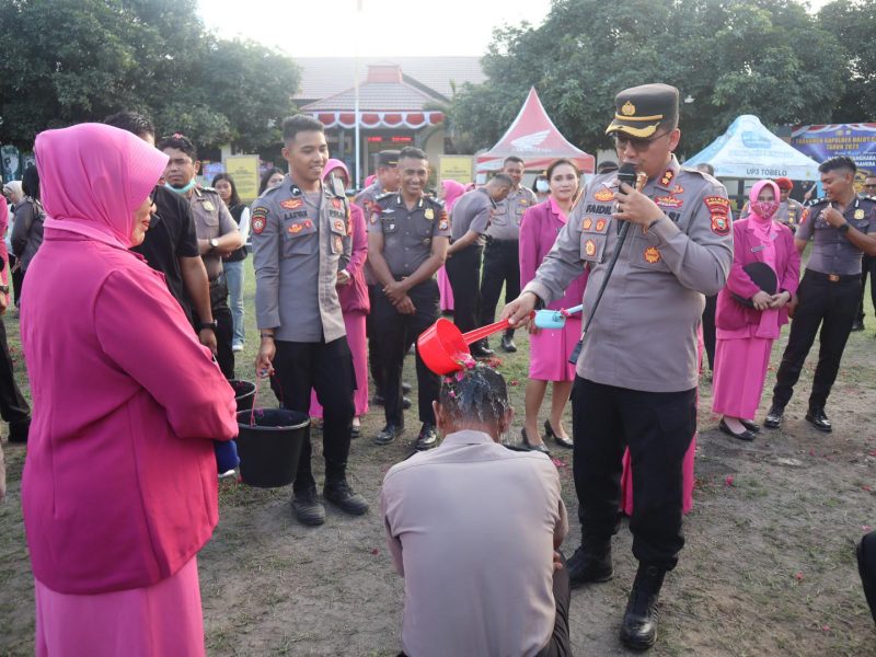 Kapolres Halut memimpin kenaikan pangkat.(foto/humas)
