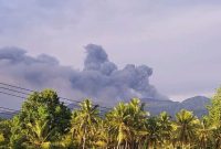 Gunung Dukono Erupsi dan semburkan abu vulkanik.(foto/istimewa).