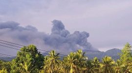Gunung Dukono Erupsi dan semburkan abu vulkanik.(foto/istimewa).