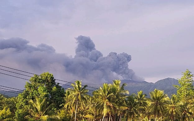 Gunung Dukono Erupsi dan semburkan abu vulkanik.(foto/istimewa).