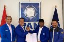 DPP PAN serahkan SK Ketua DPW PAN Malut kepada Dr. Hi. Kasman Hi. Ahmad.(foto/istimewa)