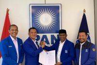 DPP PAN serahkan SK Ketua DPW PAN Malut kepada Dr. Hi. Kasman Hi. Ahmad.(foto/istimewa)