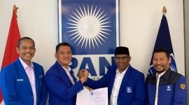 DPP PAN serahkan SK Ketua DPW PAN Malut kepada Dr. Hi. Kasman Hi. Ahmad.(foto/istimewa)