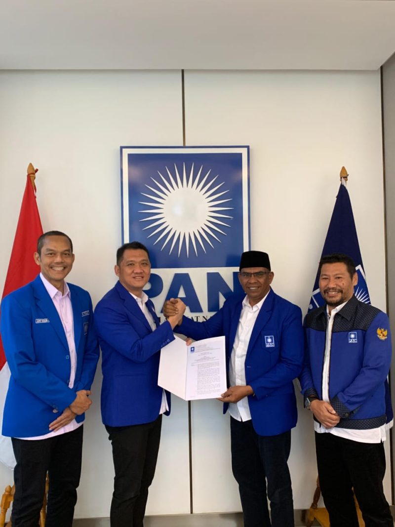 DPP PAN serahkan SK Ketua DPW PAN Malut kepada Dr. Hi. Kasman Hi. Ahmad.(foto/istimewa)