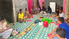 Anggota DPRD Halut Priska Tajibu, saat melakukan reses di Desa Sukamaju.(foto/istimewa)
