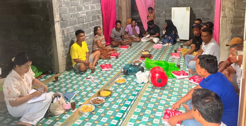 Anggota DPRD Halut Priska Tajibu, saat melakukan reses di Desa Sukamaju.(foto/istimewa)