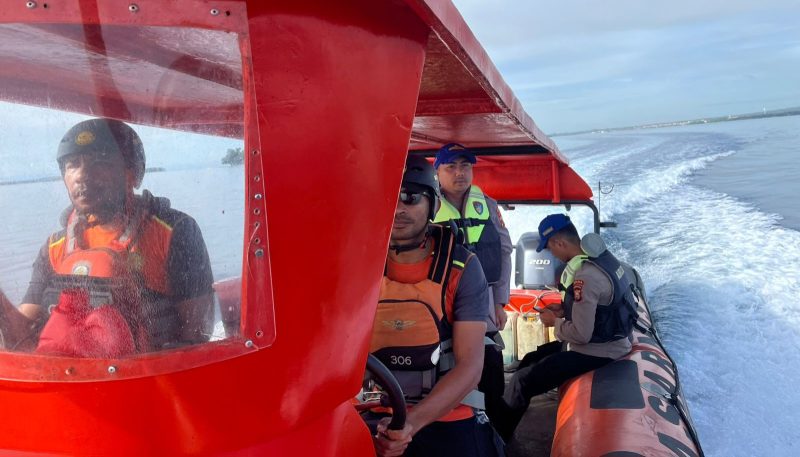 Tim SAR Gabungan saat mencari 2 orang korban hilang.(foto/istimewa)