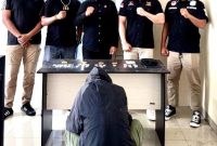 Satres Narkoba Polres Ternate amankan seorang pria yang diduga pengedar Narkoba(foto/humas)