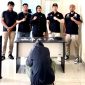 Satres Narkoba Polres Ternate amankan seorang pria yang diduga pengedar Narkoba(foto/humas)
