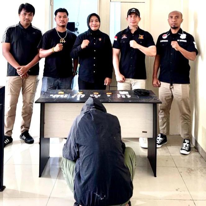 Satres Narkoba Polres Ternate amankan seorang pria yang diduga pengedar Narkoba(foto/humas)