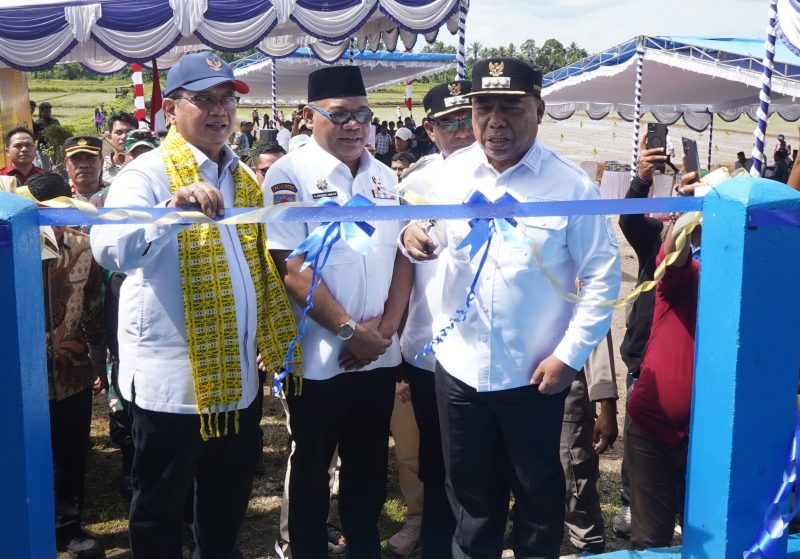 Wamen Viva Yoga Mauladi, resmikan bendungan di Kao Barat, Halmahera Utara.(foto/istimewa)