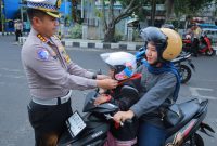 Satlantas Polda Malut, berikan edukasi kepada masyarakat.(foto/humas)