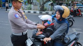 Satlantas Polda Malut, berikan edukasi kepada masyarakat.(foto/humas)