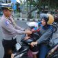 Satlantas Polda Malut, berikan edukasi kepada masyarakat.(foto/humas)