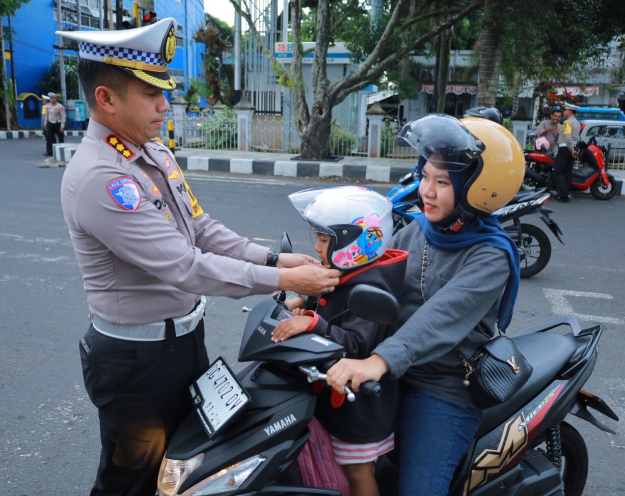 Operasi Patuh Kie Raha 2025, Polisi Berikan Helm Gratis Dan Edukasi Kepada Masyarakat