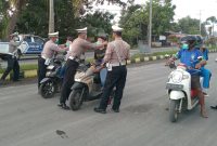 Satlantas bagikan masker gratis ke masyarakat.(foto/humas)