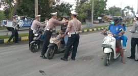 Satlantas bagikan masker gratis ke masyarakat.(foto/humas)