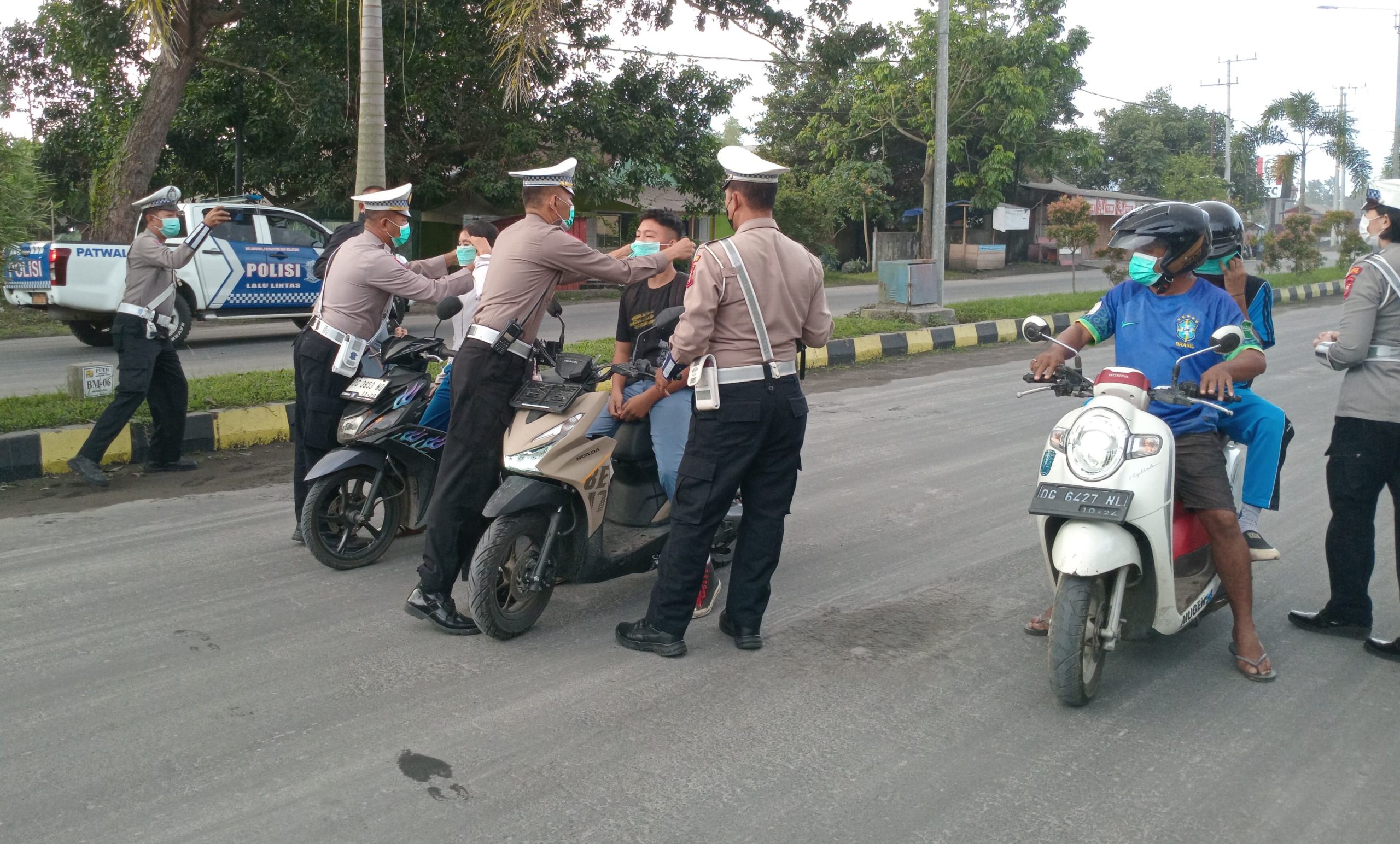 Satlantas Polres Halut Bagikan Masker Gratis, Antisipasi Abu Vulkanik Gunung Dukono
